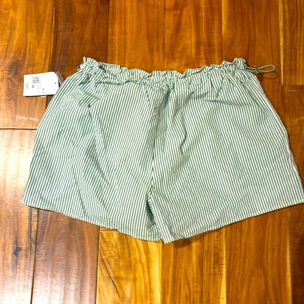 Forever 21 Stripped Women Shorts✨ - Picture 6 of 10
